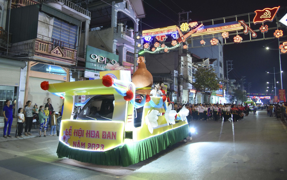 Các đoàn người và xe diễu hành trên đường Võ Nguyên Giáp. (Ảnh: Xuân Tư/TTXVN)