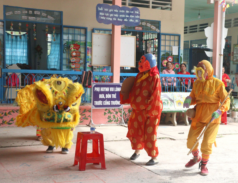 Đội lân nữ, ấp Quới Hiệp, xã Trung Thành Tây, huyện Vũng Liêm, tỉnh Vĩnh Long biểu diễn phục vụ tại trường mầm non trên địa bàn. (Ảnh: Lê Thúy Hằng/TTXVN)