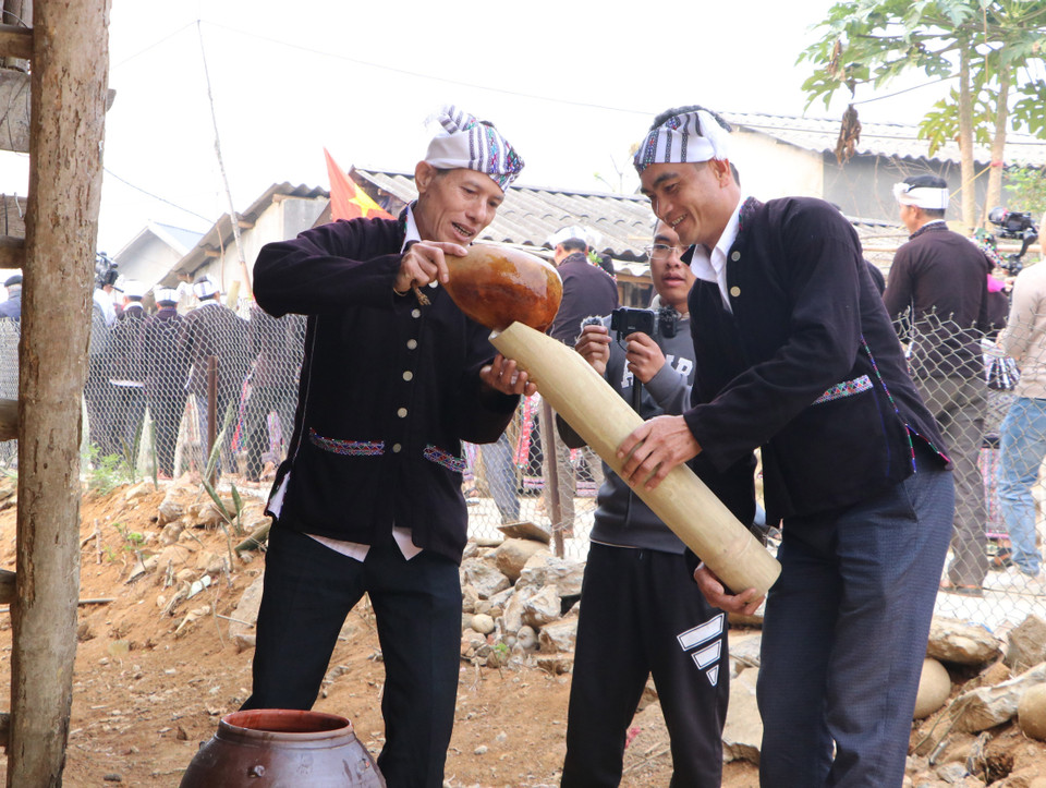 Những chàng trai được chọn sẽ cùng đoàn lễ tới các hộ gia đình xin nước mưa để về chùa làm lễ cầu mưa. (Ảnh: Đinh Thùy/TTXVN)