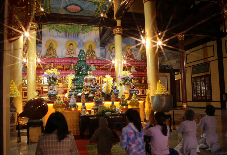 Phật tử, người dân cầu nguyện bình an cho gia đình tại Lễ hội Quán Thế Âm Ngũ Hành Sơn. (Ảnh: Trần Lê Lâm/TTXVN)