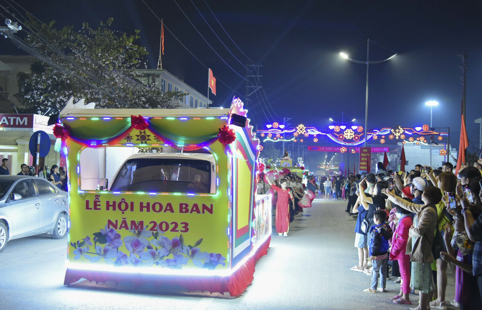 Các đoàn người và xe diễu hành trên đường Võ Nguyên Giáp. (Ảnh: Xuân Tư/TTXVN)