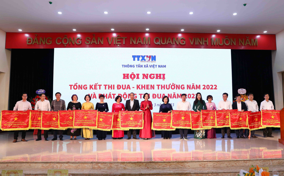 Tổng Giám đốc Thông tấn xã Việt Nam Vũ Việt Trang trao cờ thi đua của Thông tấn xã Việt Nam cho các tập thể có thành tích xuất sắc. (Ảnh: Phạm Kiên/TTXVN)