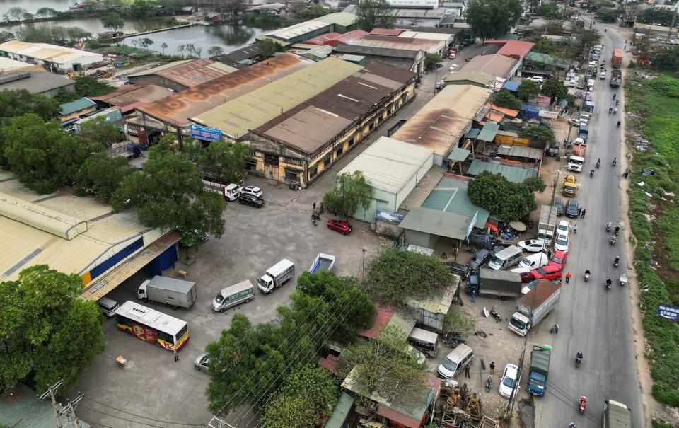 Các phương tiện xếp hàng dài tại Trung tâm đăng kiểm xe cơ giới 29-08D, Kim Chung, Hoài Đức. (Ảnh: Huy Hùng/TTXVN)