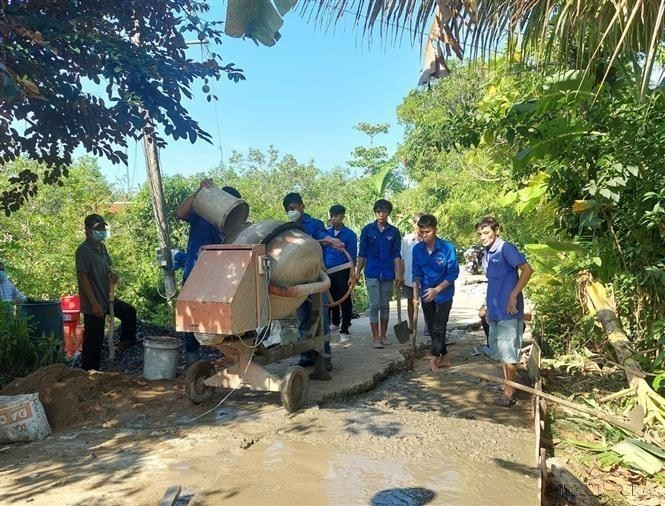 Đoàn viên, thanh niên Bến Tre tham gia bê tông hóa các tuyến giao thông nông thôn. (Ảnh: Chương Đài/TTXVN)