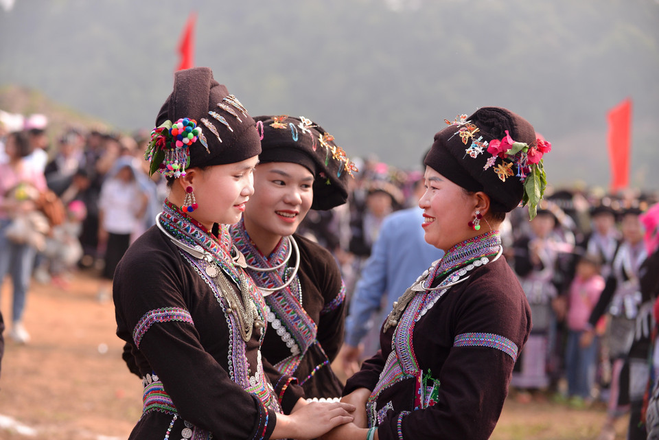 Lễ hội còn là dịp để người dân đoàn tụ gia đình, thôn bản. (Ảnh: Đinh Thùy/TTXVN)