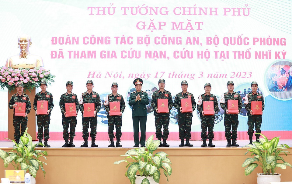 Đại tướng Phan Văn Giang, Bộ trưởng Bộ Quốc phòng tặng quà cho các cá nhân. (Ảnh: Dương Giang/TTXVN)