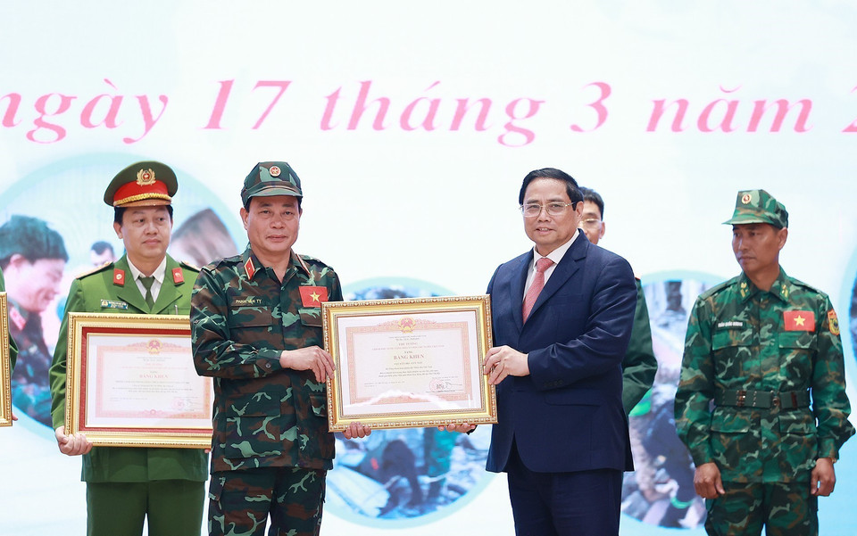 Thủ tướng Phạm Minh Chính trao Bằng khen tặng các tập thể hoàn thành xuất sắc nhiệm vụ cứu hộ, cứu nạn tham gia khắc phục hậu quả thảm hoạ động đất tại Thổ Nhĩ Kỳ. (Ảnh: Dương Giang/TTXVN)