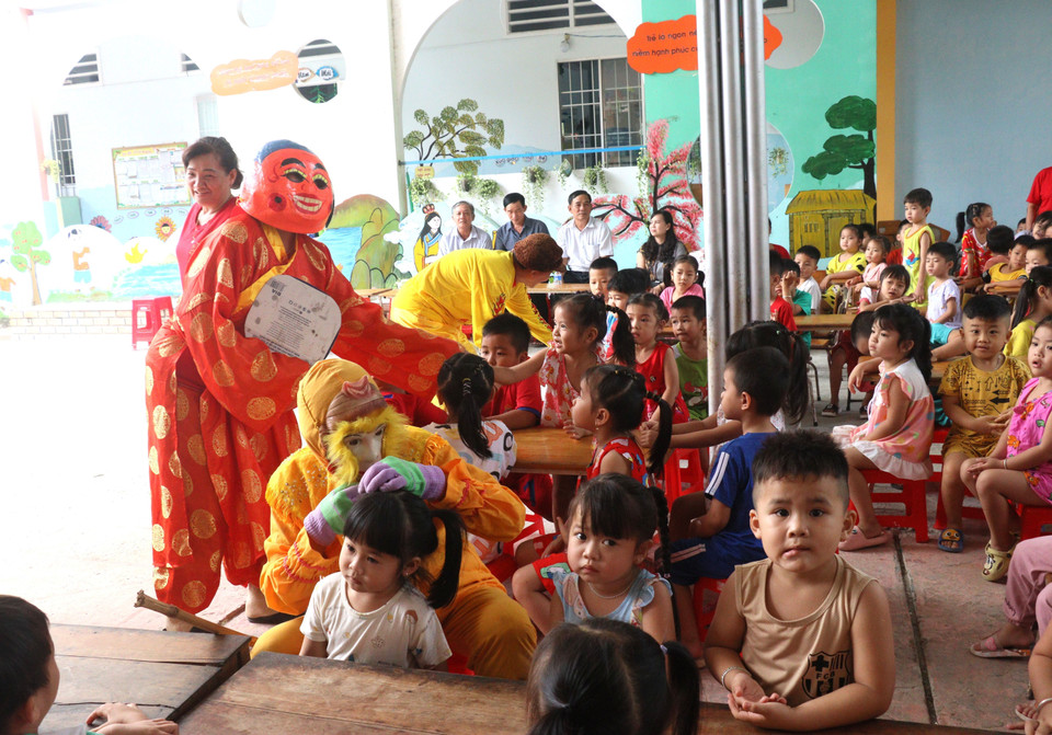 Đội lân nữ, ấp Quới Hiệp, xã Trung Thành Tây, huyện Vũng Liêm, tỉnh Vĩnh Long giao lưu với các trẻ em ở trường mầm non trên địa bàn. (Ảnh: Lê Thúy Hằng/TTXVN)