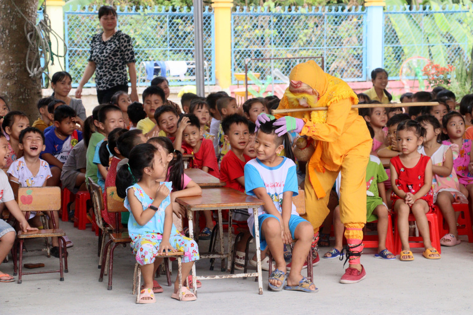 Nhân vật Tề thiên đại thánh của đội lân được các trẻ em rất yêu thích. (Ảnh: Lê Thúy Hằng/TTXVN)