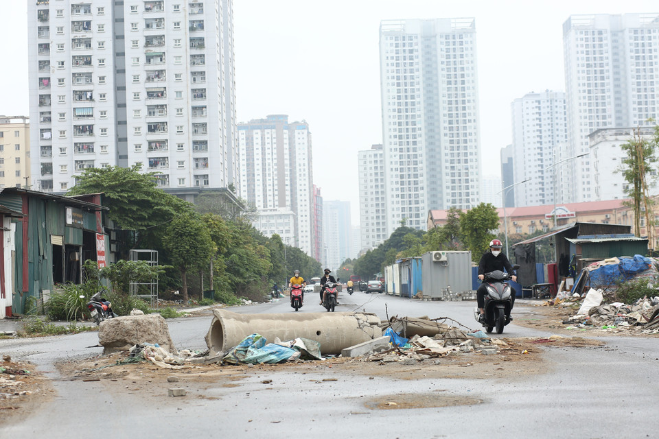 Rác thải xây dựng bị “lãng quên” giữa khu phố Duy Tân, quận Cầu Giấy, Hà Nội gây cản trở giao thông. (Ảnh: Thu Phương/TTXVN phát)