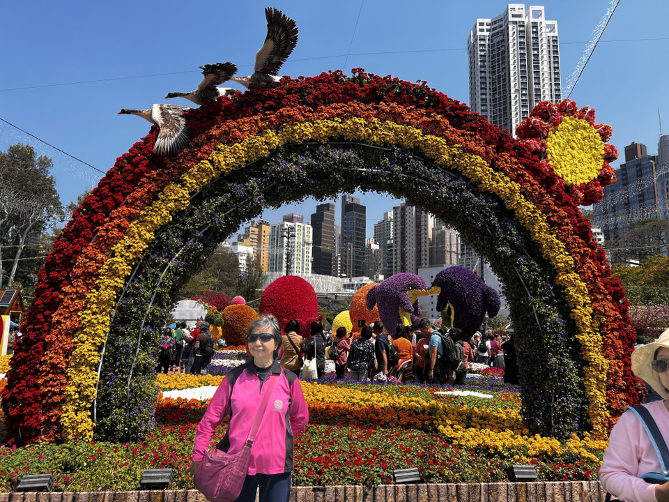 Người dân Hong Kong chụp ảnh tại Công viên Victoria, Hong Kong (Trung Quốc). (Ảnh: Mạc Luyện/TTXVN)