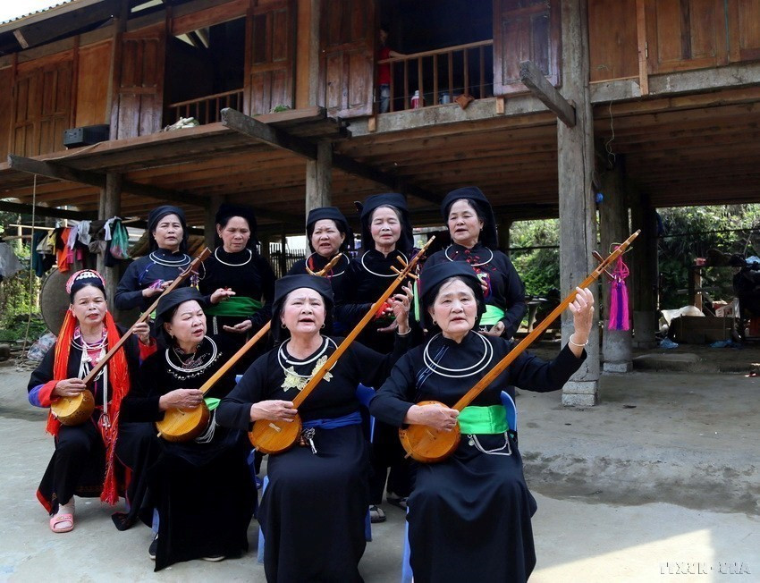 Là một lực lượng lao động xã hội đông đảo, phụ nữ Việt Nam đã tỏ rõ vai trò, khả năng, sức sáng tạo của mình trên mọi lĩnh vực của đời sống xã hội. Trong ảnh: Bà Hà Thị Mỵ (hàng đầu, bên phải), dân tộc Tày có 25 năm là nhân viên y tế, cộng tác viên dân số tỉnh Tuyên Quang đang cùng các thành viên trong câu lạc bộ luyện tập các bài hát then để tuyên truyền về các chính sách dân số, y tế… (Ảnh: Quang Đán/TTXVN)