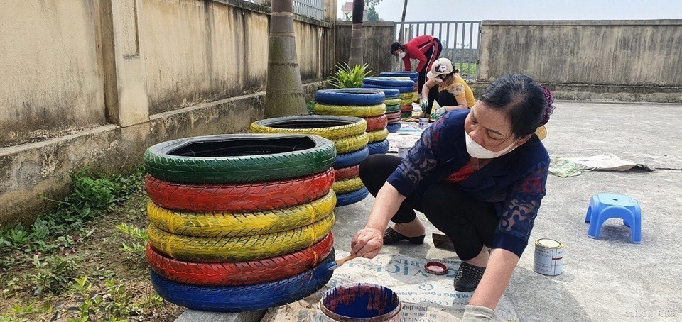 Từ ý tưởng thu gom các lốp xe đã qua sử dụng, chị em hội viên phụ nữ trong toàn tỉnh Thanh Hóa thu về chùi rửa, sơn mới và chế tạo thành các thùng rác thông minh. (Ảnh: Khiếu Tư/TTXVN)