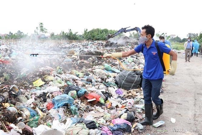 Đoàn viên, thanh niên Hải Dương ra quân bảo vệ môi trường, xử lý rác thải sinh hoạt tại thị trấn Gia Lộc, ngày 20/10/2020. (Ảnh: Mạnh Minh/TTXVN)