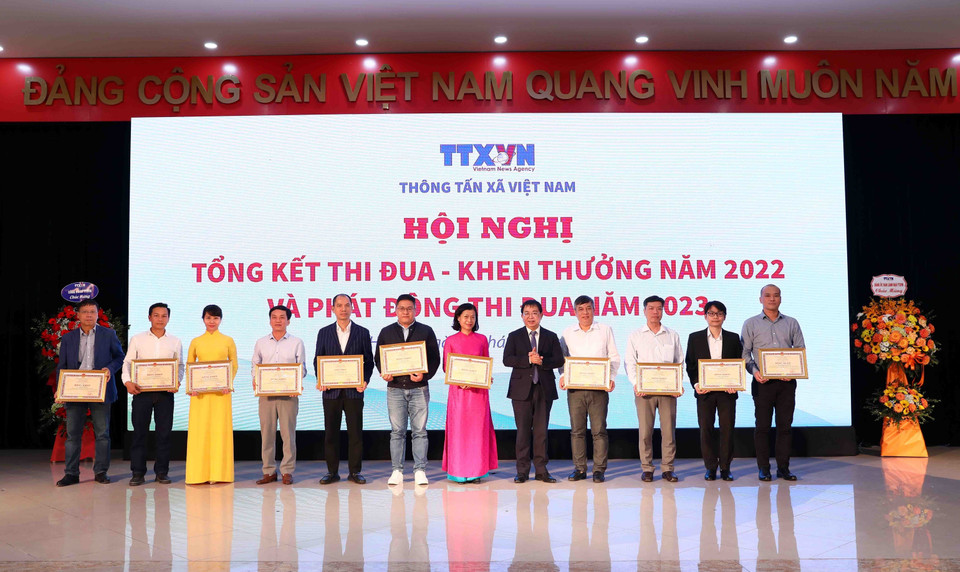 Phó Tổng Giám đốc Thông tấn xã Việt Nam Nguyễn Tuấn Hùng trao Bằng khen của Tổng Giám đốc TTXVN cho các cá nhân có thành tích xuất sắc. (Ảnh: Phạm Kiên/TTXVN)