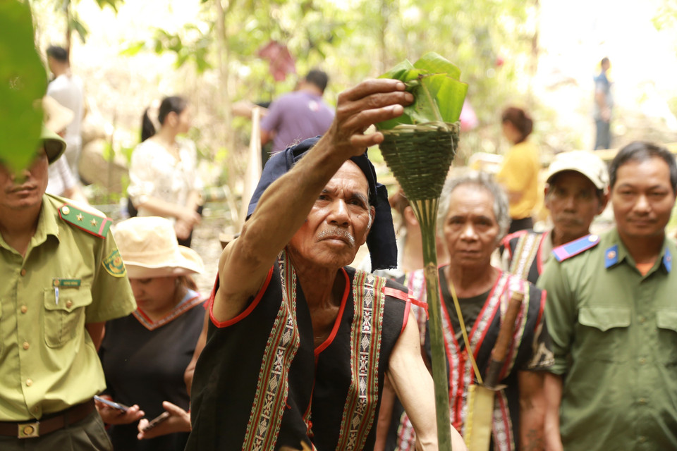 Già Siu Tới làng Organg, xã Ia Pếch là người chủ trì lễ cúng Thần rừng. (Ảnh: Quang Thái/TTXVN)
