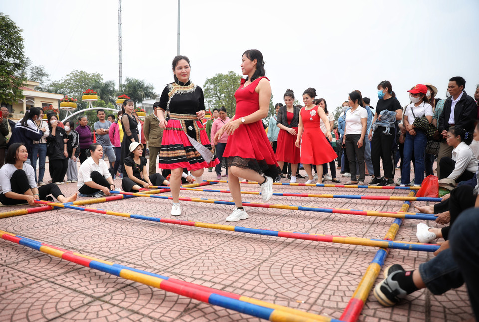 Giao lưu múa sạp tại ngày khai mạc. (Ảnh: Danh Lam/TTXVN)