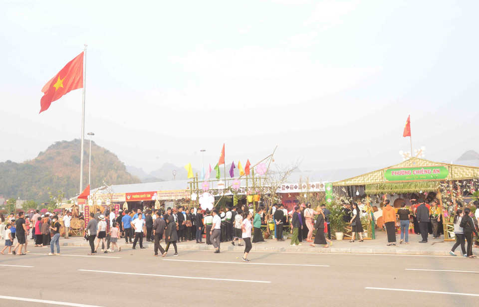 Lễ hội đã thu hút đông đảo nhân dân các dân tộc tỉnh Sơn La và du khách tới tham quan, trải nghiệm. (Ảnh: Quang Quyết/TTXVN)