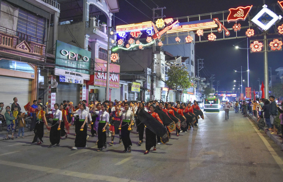 Các đoàn diễu hành trên đường Võ Nguyên Giáp. (Ảnh: Xuân Tư/TTXVN)