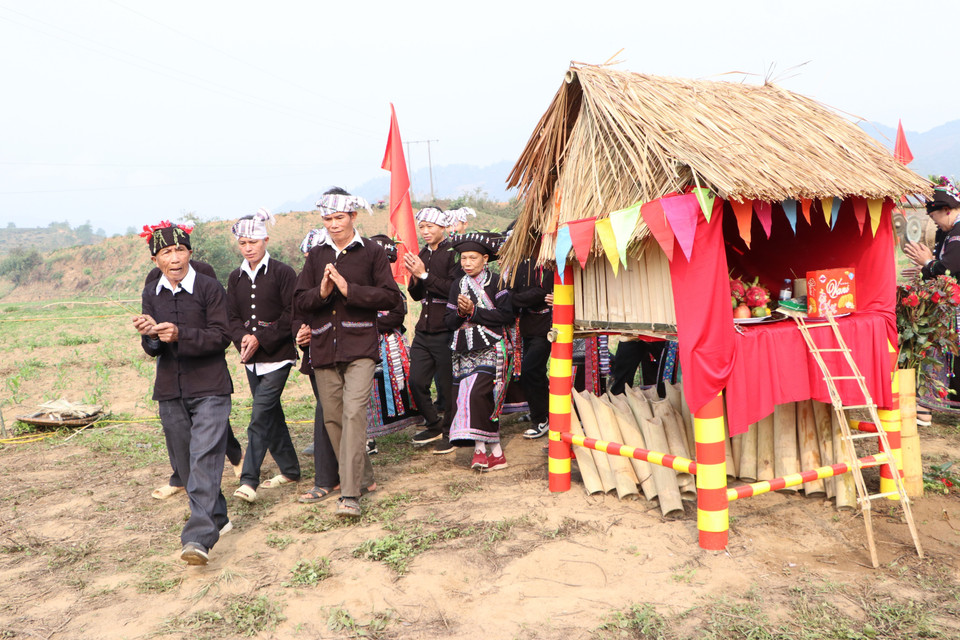 Sau nghi lễ cúng cầu mưa, cả đoàn lễ đi vòng quanh chùa 3 vòng để tỏ lòng thành kính và xin phép thần linh cho nhân dân được tổ chức lễ té nước. (Ảnh: Đinh Thùy/TTXVN)