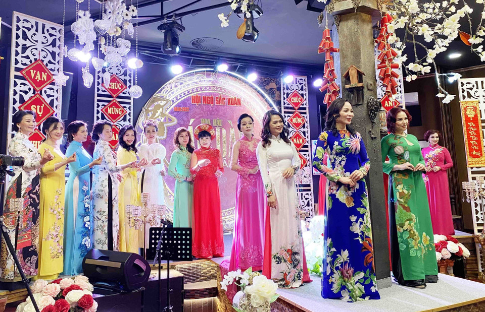 “Hội ngộ sắc Xuân năm 2022” - tôn vinh áo dài truyền thống Việt Nam tại châu Âu được tổ chức tại Trung tâm thương mại SAPA ở thủ đô Prague, Cộng hòa Séc. (Ảnh: Hồng Kỳ/TTXVN)