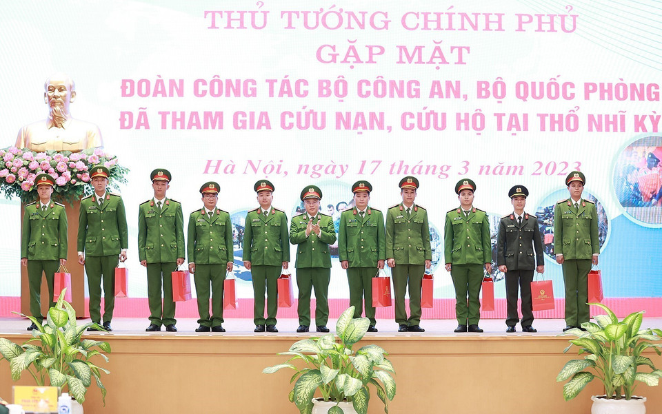 Thứ trưởng Bộ Công an Nguyễn Văn Long tặng quà cho các cá nhân. (Ảnh: Dương Giang/TTXVN)