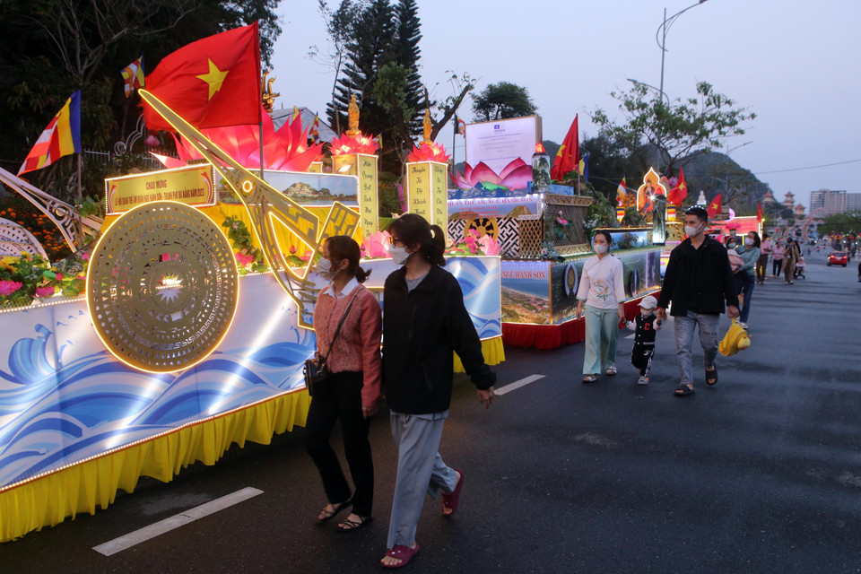 Người dân, du khách đến tham dự Lễ hội Quán Thế Âm Ngũ Hành Sơn. (Ảnh: Trần Lê Lâm/TTXVN)