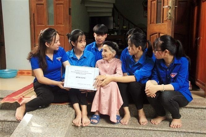 Đoàn viên, thanh niên Tuyên Quang thăm, tặng quà Mẹ Việt nam Anh hùng Cao Thị Cơ, phường Tân Quang, thành phố Tuyên Quang. (Ảnh: Quang Cường/TTXVN)