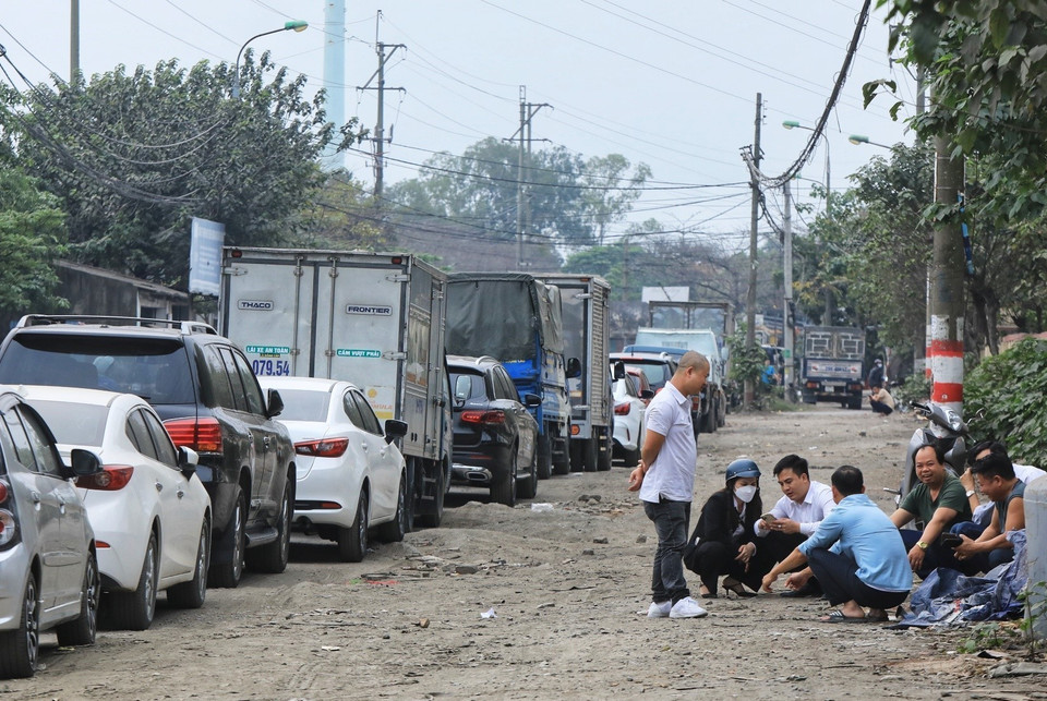 Các lái xe cùng phương tiện ngồi chờ đến lượt đăng kiểm tại Trung tâm đăng kiểm 29-06V, Tam Hiệp, Thanh Trì. (Ảnh: Tuấn Anh/TTXVN)