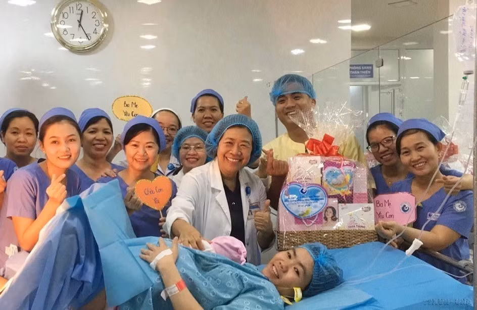 Trong giáo dục, đào tạo và y tế, cán bộ nữ chiếm tỷ lệ lớn, nhiều người có trình độ cao. Trong ảnh: Ban giám đốc, êkíp trực đêm tại Bệnh viện Từ Dũ tặng quà cho sản phụ sinh con đầu tiên trong năm 2020. (Ảnh: Đinh Hằng/TTXVN)