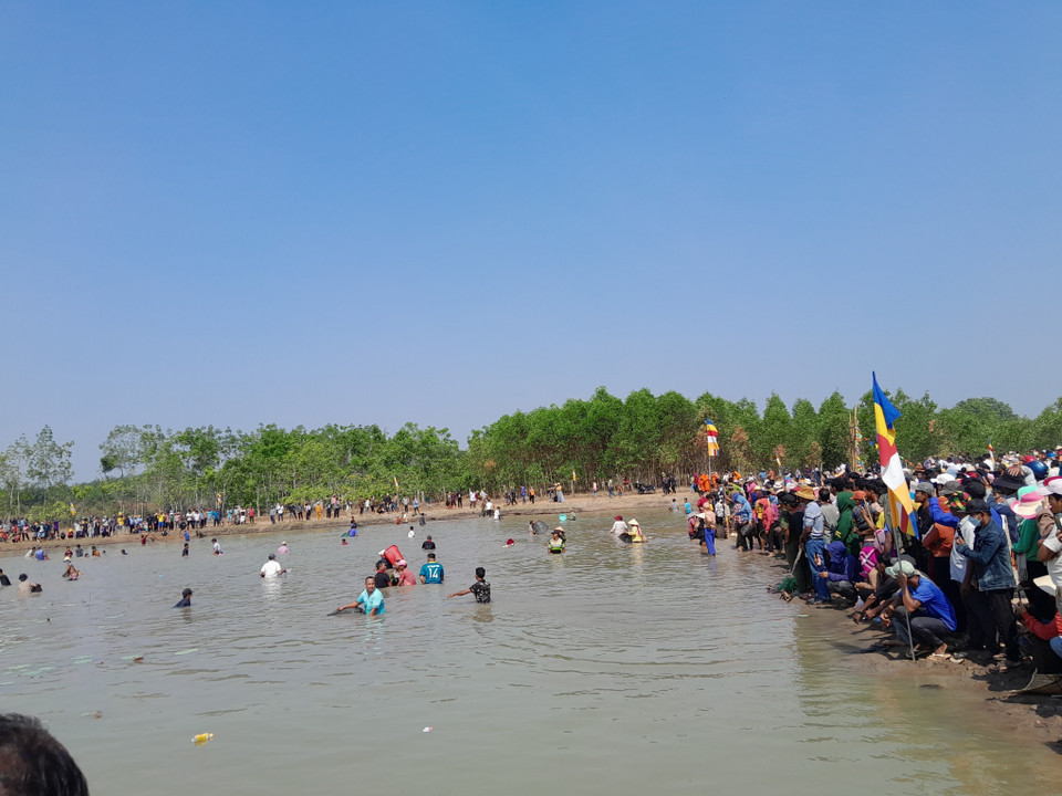 Trong ngày diễn ra lễ hội thu hút đông đảo người dân trong khu vực tham gia. (Ảnh: K GỬIH/TTXVN)