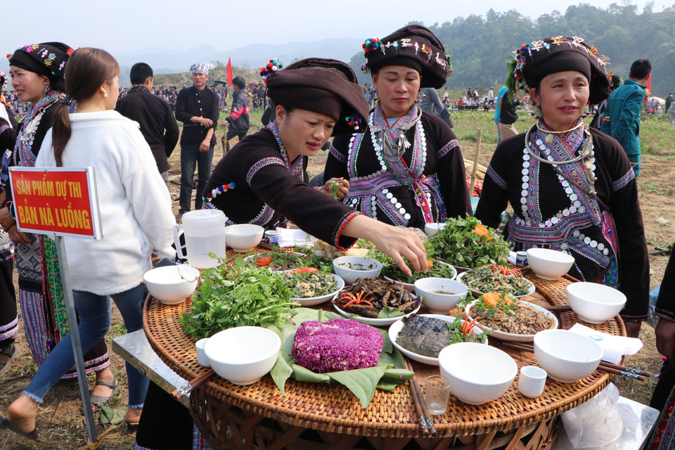 Các đội đến từ các bản của xã Nà Tăm dự thi phần ẩm thực tại lễ hội. (Ảnh: Đinh Thùy/TTXVN)
