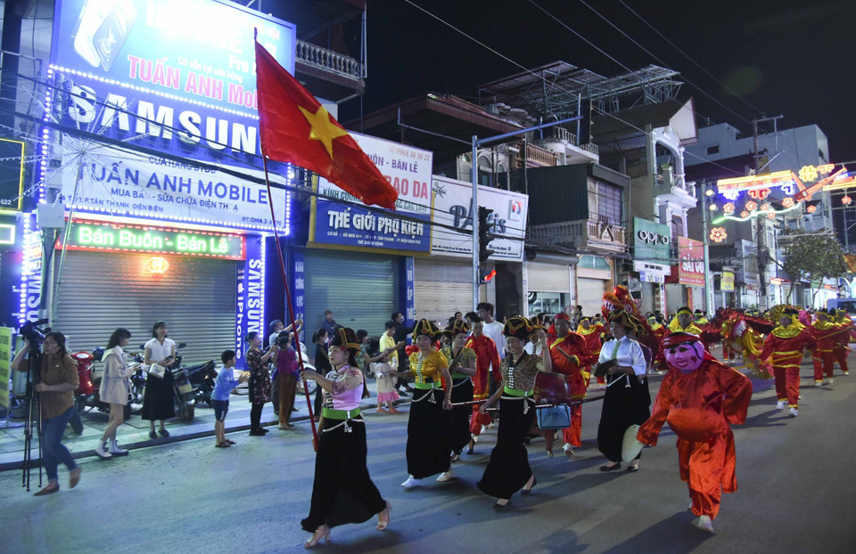 Các đoàn diễu hành trên đường Võ Nguyên Giáp. (Ảnh: Xuân Tư/TTXVN)