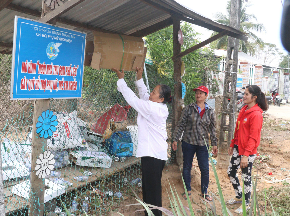 Các thành viên Đội lân nữ, ấp Quới Hiệp, xã Trung Thành Tây, huyện Vũng Liêm, tỉnh Vĩnh Long cùng tham gia mô hình căn nhà rác thải nhựa, gây quỹ hỗ trợ phụ nữ, trẻ em nghèo. (Ảnh: Lê Thúy Hằng/TTXVN)