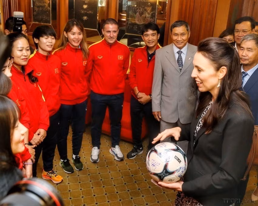 Thủ tướng New Zealand Jacinda Ardern giao lưu với đội tuyển Bóng đá nữ Việt Nam, tại Hà Nội. (Ảnh: Tuấn Đức/TTXVN)