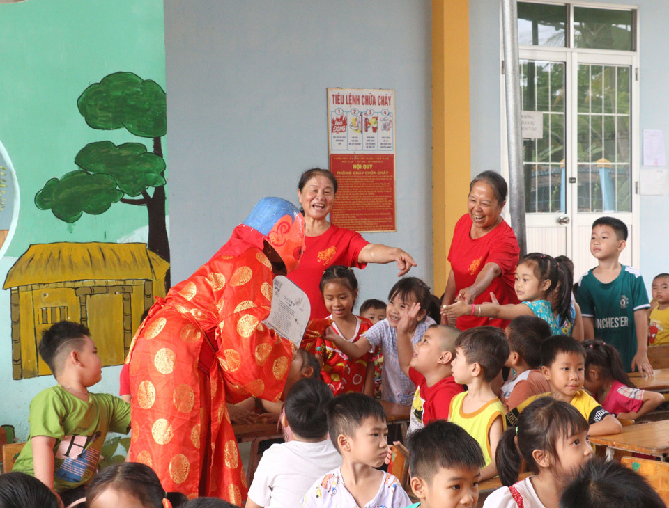 Đội lân nữ, ấp Quới Hiệp, xã Trung Thành Tây, huyện Vũng Liêm, tỉnh Vĩnh Long giao lưu với các trẻ em ở trường mầm non trên địa bàn. (Ảnh: Lê Thúy Hằng/TTXVN)