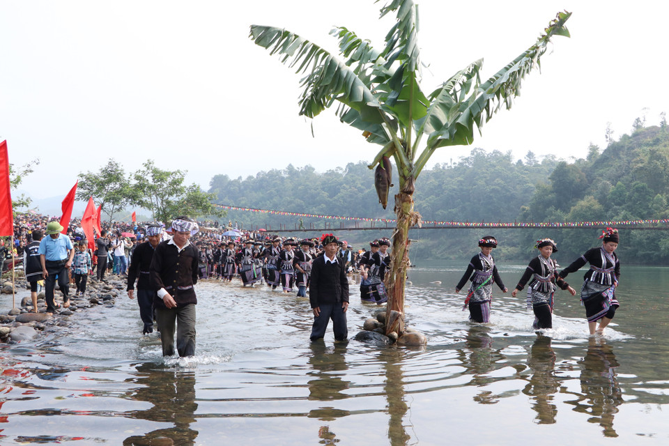 Cây chuối được cắm sẵn ở giữa suối tượng trưng cho cây cối mùa màng đang sinh sôi, nảy nở. (Ảnh: Đinh Thùy/TTXVN)