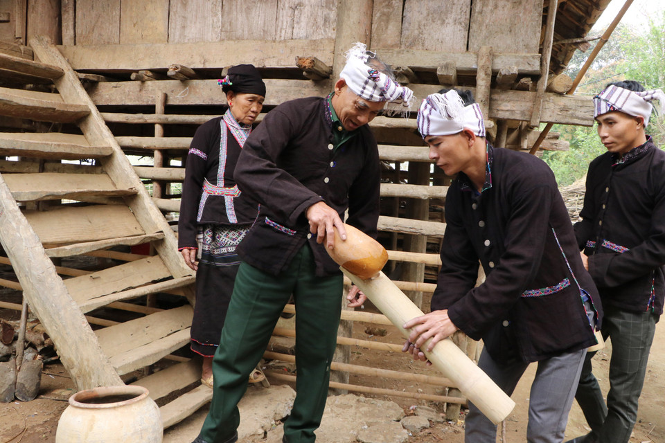 Những chàng trai được chọn sẽ cùng đoàn lễ tới các hộ gia đình xin nước mưa để về chùa làm lễ cầu mưa. (Ảnh: Đinh Thùy/TTXVN)