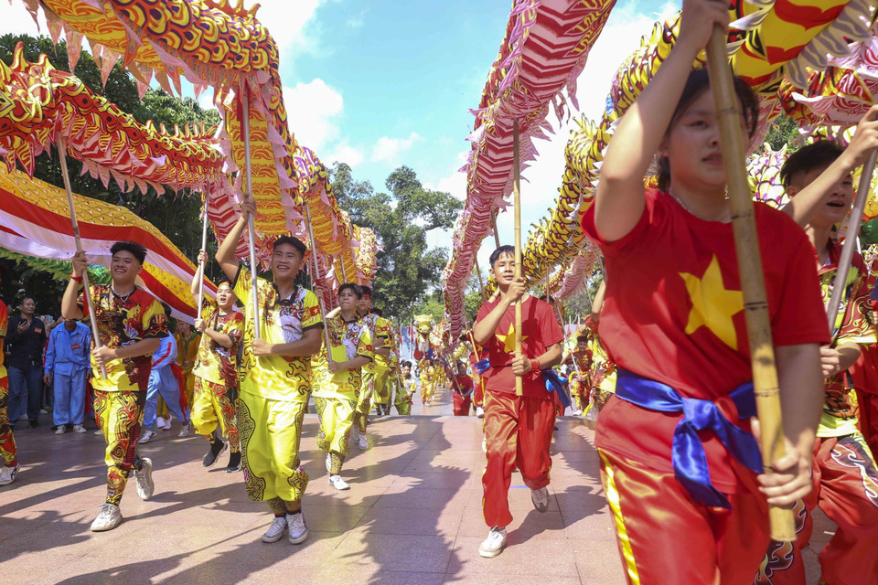 Tiết mục múa rồng của huyện Thanh Oai, Hà Nội. (Ảnh: Tuấn Đức/TTXVN)