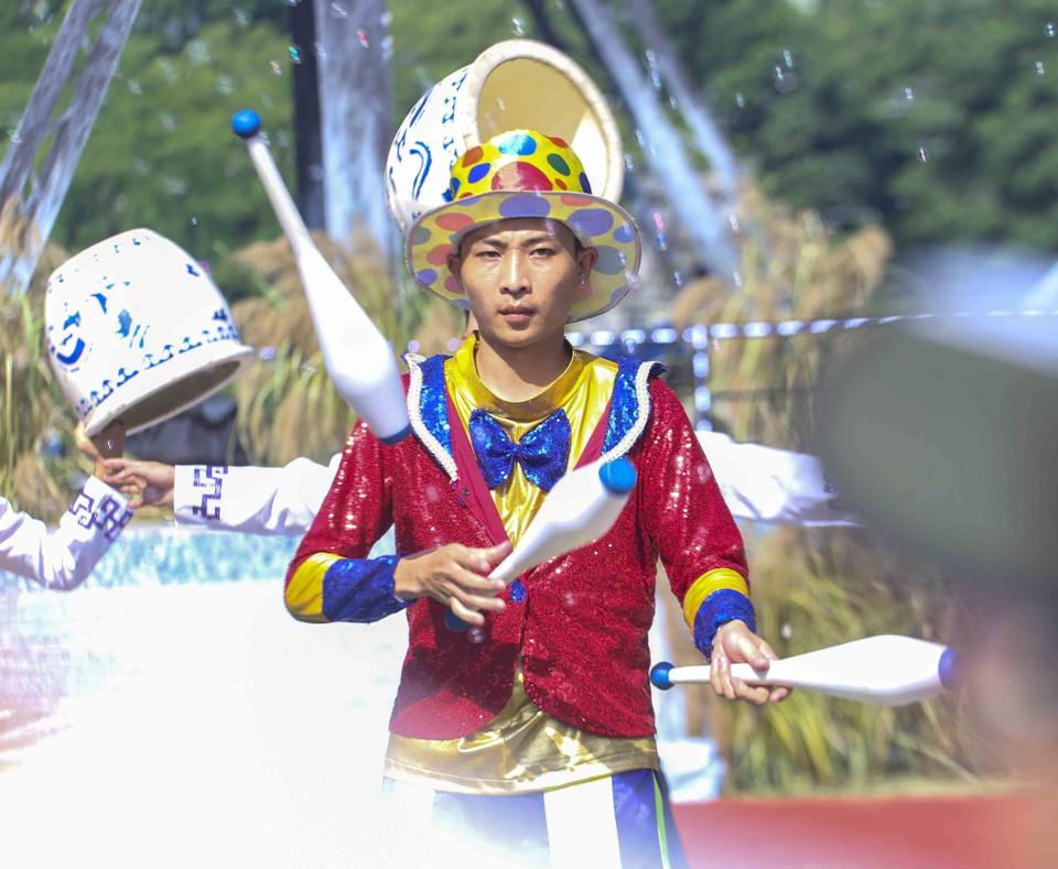 Đoàn diễu hành Nghệ thuật đường phố. (Ảnh: Tuấn Đức/TTXVN)