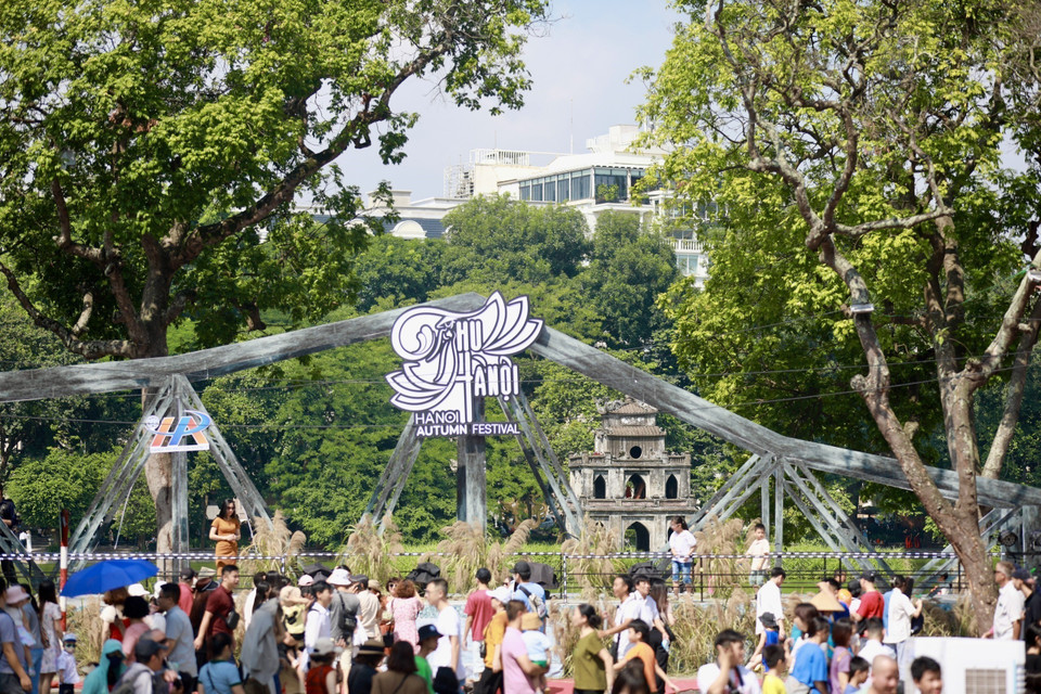 Chương trình Carnaval thu hút đông đảo người dân Thủ đô cùng du khách tới xem. (Ảnh: Nhật Anh/TTXVN)