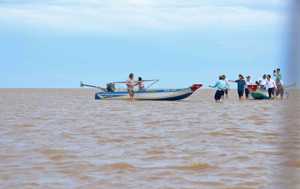 Lãnh đạo tỉnh Cà Mau khảo sát khu vực bãi bồi Mũi Cà Mau, cách đất liền khoảng 3km. (Ảnh: Huỳnh Anh/TTXVN)