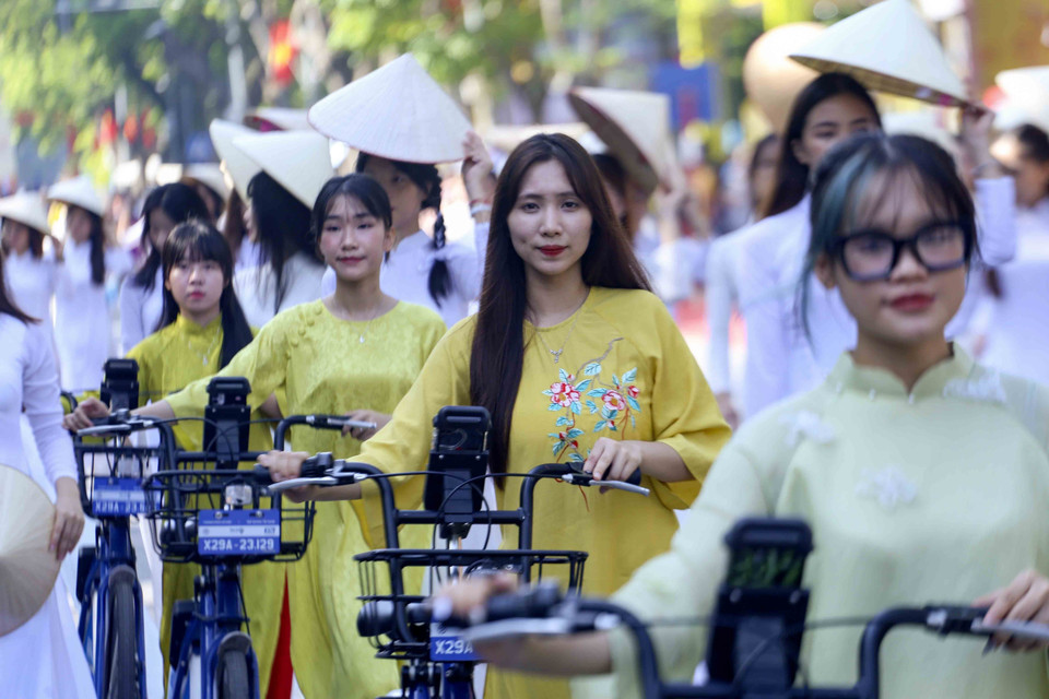 Đoàn diễu hành áo dài kết hợp cùng xe đạp của Thành đoàn Hà Nội. (Ảnh: Tuấn Đức/TTXVN)