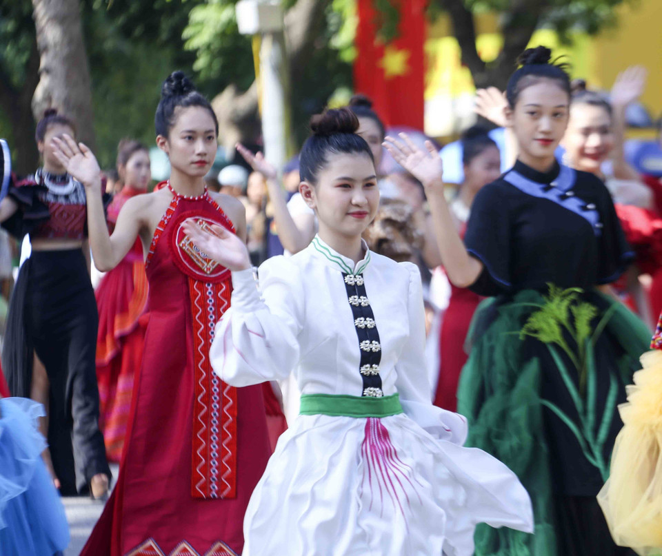 Đoàn diễu hành trang phục dân tộc cách điệu. (Ảnh: Tuấn Đức/TTXVN)