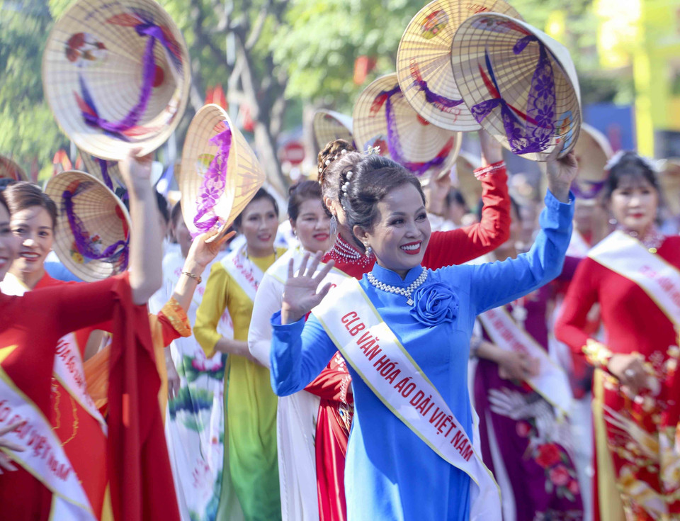 Đoàn diễu hành của Câu lạc bộ Văn hóa Áo dài Việt Nam. (Ảnh: Tuấn Đức/TTXVN)