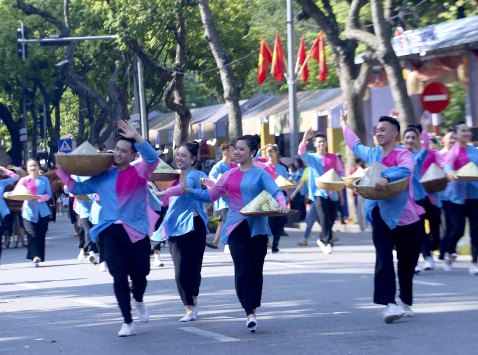 Đoàn diễu hành trang phục Mùa vàng bội thu. (Ảnh: Tuấn Đức/TTXVN)