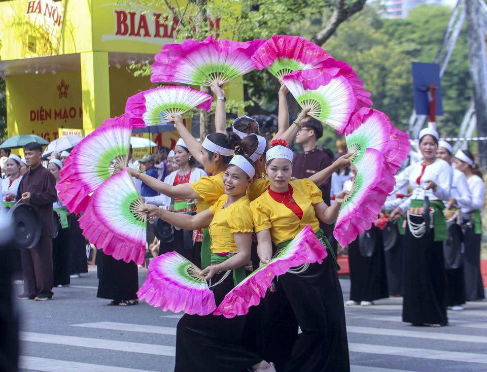 Đoàn diễu hành biểu diễn văn hóa đồng bào Mường. (Ảnh: Tuấn Đức/TTXVN)