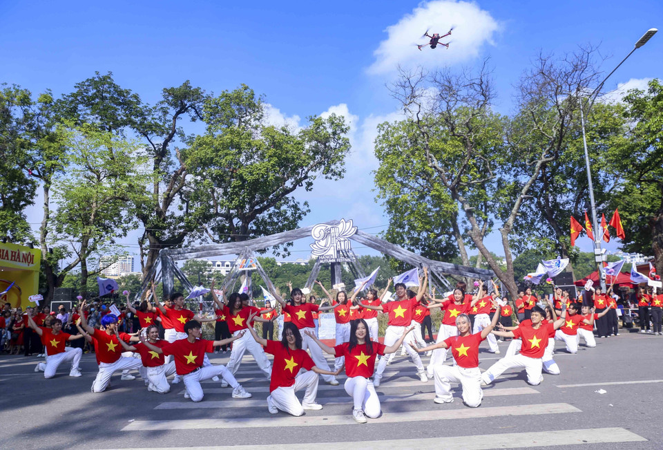 Màn đồng diễn của Tổng Công ty Du lịch Hà Nội. (Ảnh: Tuấn Đức/TTXVN)