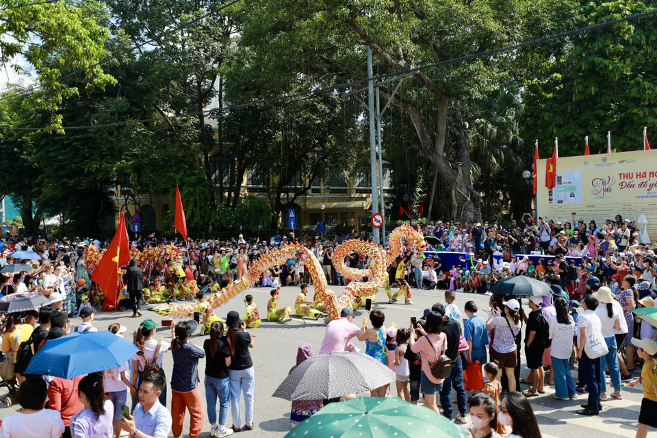 Màn múa rồng đặc sắc tại chương trình. (Ảnh: Nhật Anh/TTXVN)