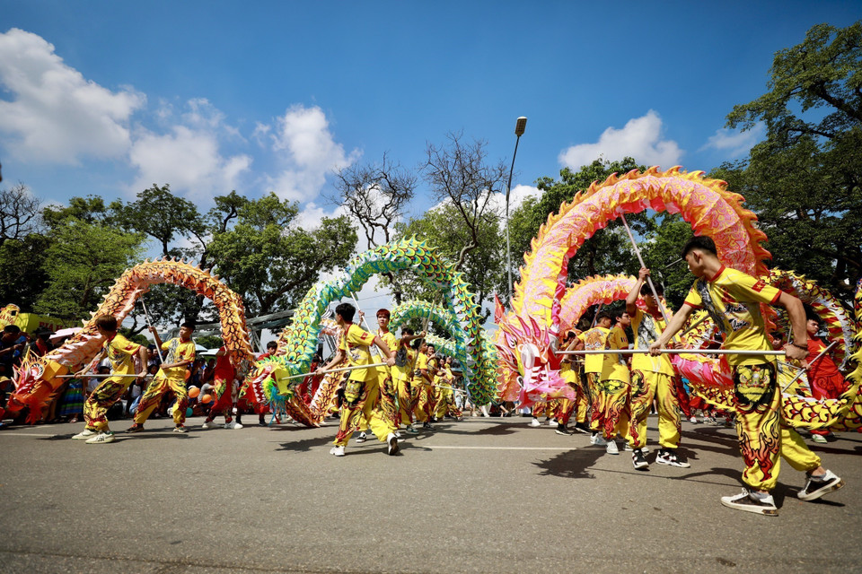 Màn múa rồng đặc sắc tại chương trình. (Ảnh: Nhật Anh/TTXVN)